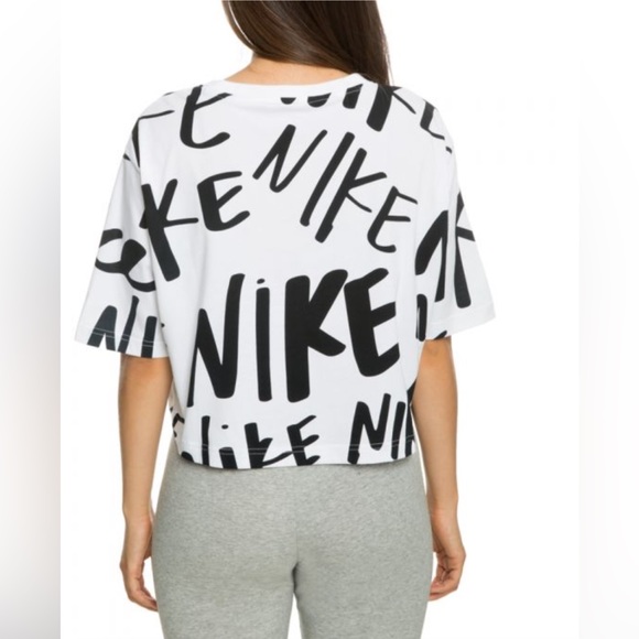 2🍒/$36~Nike AOP Graffiti Style Gray Crop Top~Medium - Picture 2 of 15